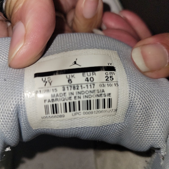 Air Jordan Flight 23 Shoes: White/Gray/Black size 7Y no box in good condition - Picture 2 of 6